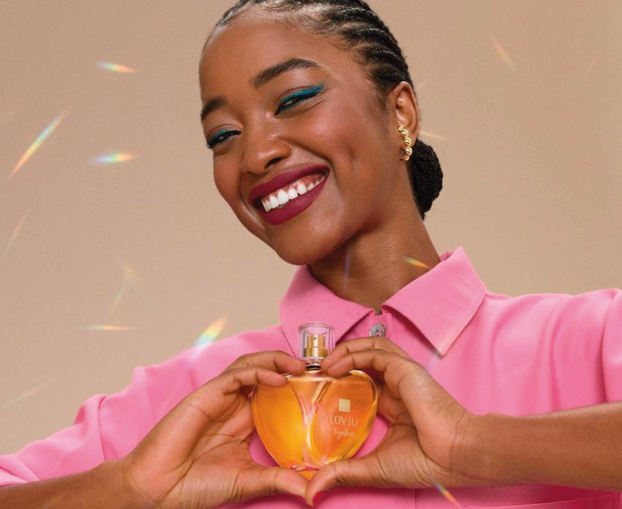 Mujer con fragancia Avon